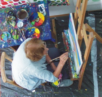 teilnehmerin beim malen im atelier
